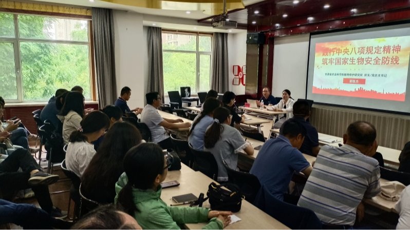 植保所党总支开展“党建引领筑牢生物安全防线”社区“双报到”主题党日活动