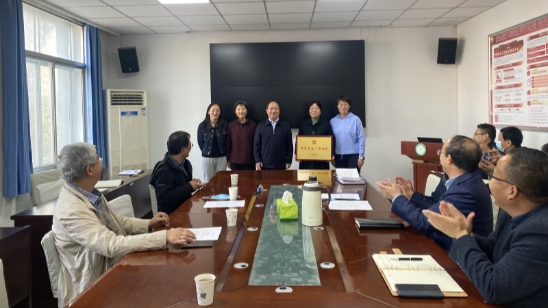魏胜文为2022年“甘肃省五一巾帼奖”获得者“陇椒遗传育种创新团队”授牌