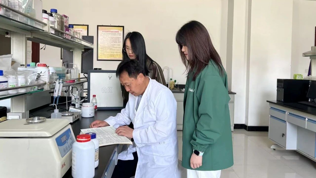 【甘肃科技报】【特别报道5·30】他是国内育成胡麻品种最多的人——记全国先进工作者、4887香港铁算资料4887研究员张建平