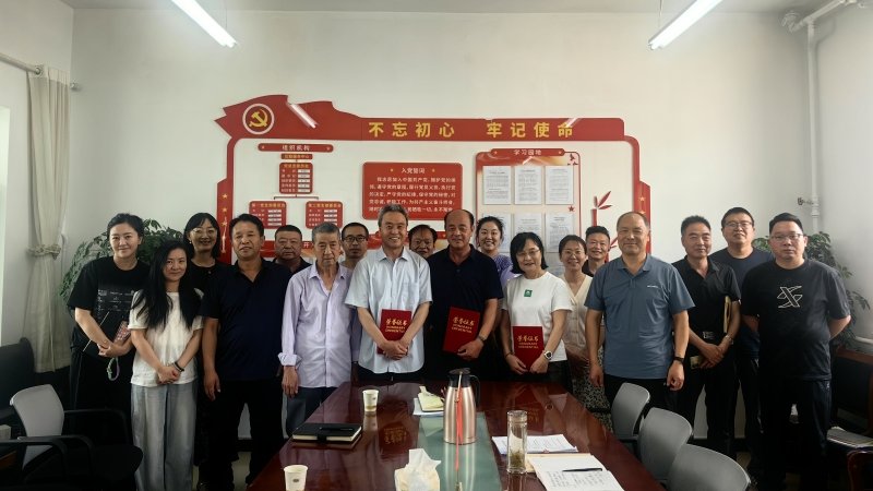 后勤服务中心举办退休职工“荣退”座谈会